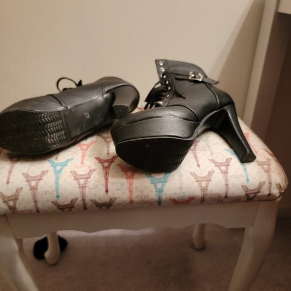 Tall ankle boots (black, and cream) - Picture 13 of 16